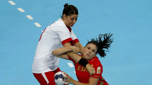 Carmen Martín pelea por el balón con la danesa Christina Krogshede.