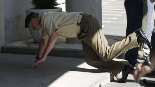 El rey Juan Carlos tropieza con un escalón y cae al suelo.