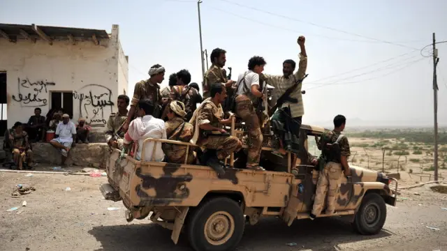 Un vehículo traslada a varios soldados yemenís tras derrotar a un grupo de militantes de Al Qaeda