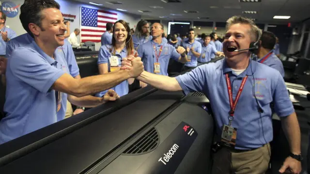 Los técnicos de la NASA celebran la llegada a Marte del Curiosity