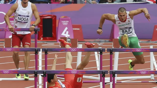 El atleta chino cayó en la primera valla de su serie