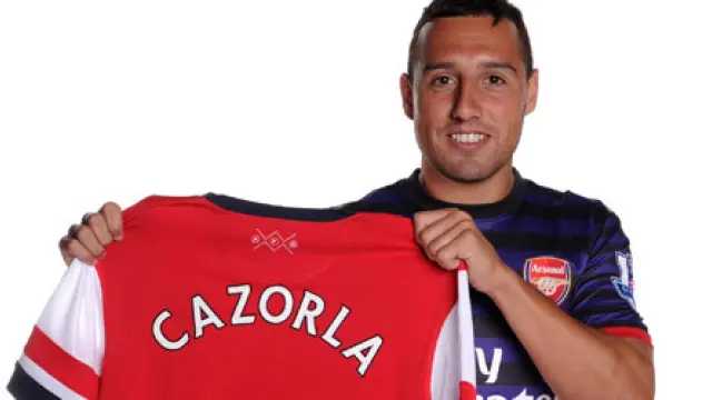 Cazorla posa con la camiseta del Arsenal