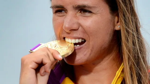 Marina Alabau muerde su medalla de oro, imagen de archivo.