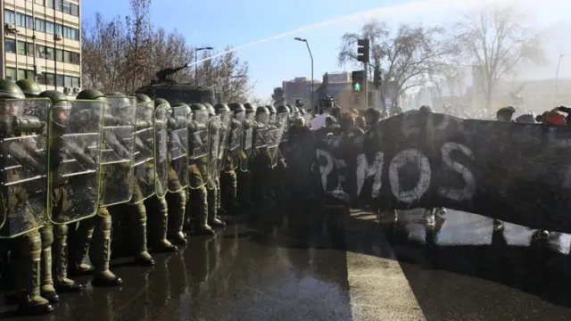 La policía militarizada trató de dispersar a los estudiantes en la avenida principal de la capital.