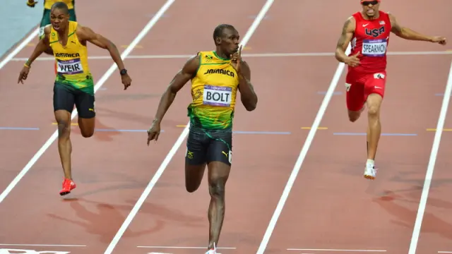 Bolt llegando a meta en primera posición