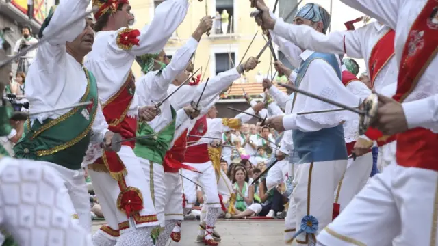 Los Danzantes de Huesca bailan en honor a San Lorenzo