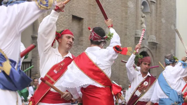Los Danzantes de Huesca bailan en honor a San Lorenzo