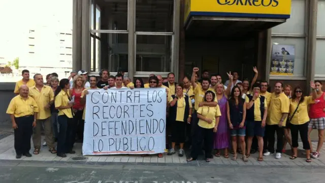 Imagen de archivo de una concentración contra los recortes a Correos