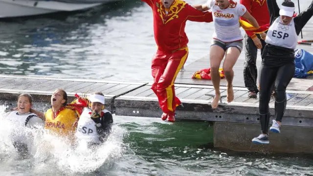 El quipo español se tiró al agua para celebrar el triunfo