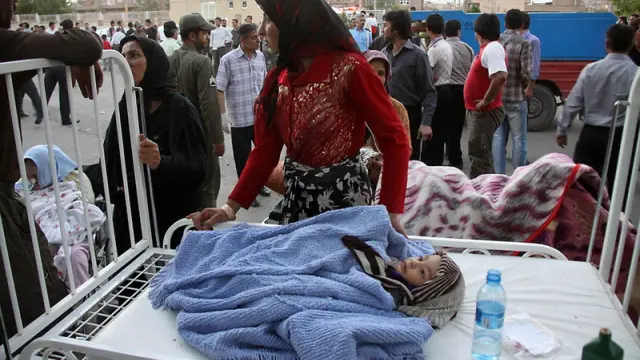 Una mujer cuida de un niño herido en Ahar.