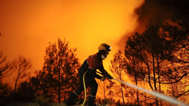 Un bombero trabaja en la extinción del fuego de la Torre de les Maçanes