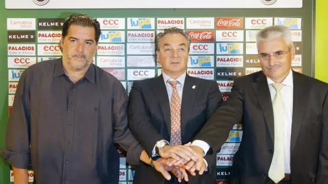 Fabri, a la derecha, con el consejero del club y su presidente