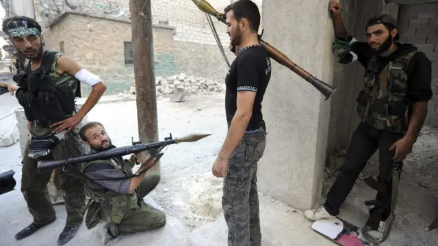 Rebeldes sirios vigilan su posición durante su lucha contra los seguidores de Bachar Al Asad en Alepo