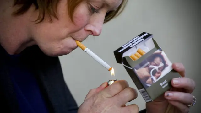 Imagen de una fumadora