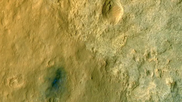 Imagen tomada por el satélite  Mars Reconnaissance Orbiter, que muestra (en tonos azules) la zona de aterrizaje del Curiosity