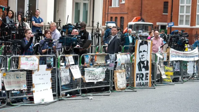La atención mediática crece en los alrededores de la embajada ecuatoriana en Londres.