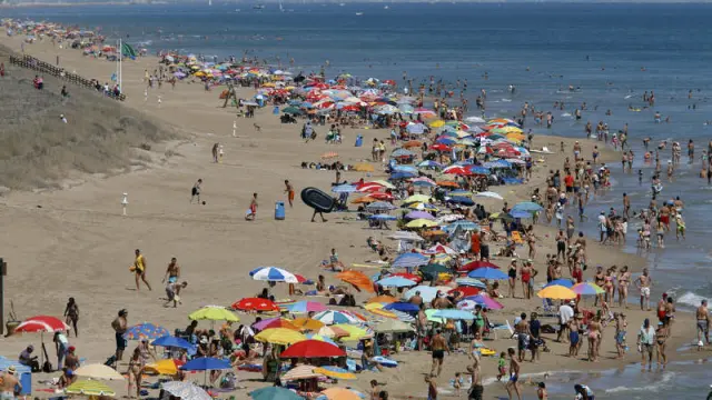 Miles de personas en la playa de El Faro