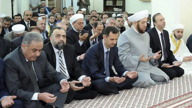 El líder sirio aparece en un acto litúrgico con motivo de la celebración del Ramadán