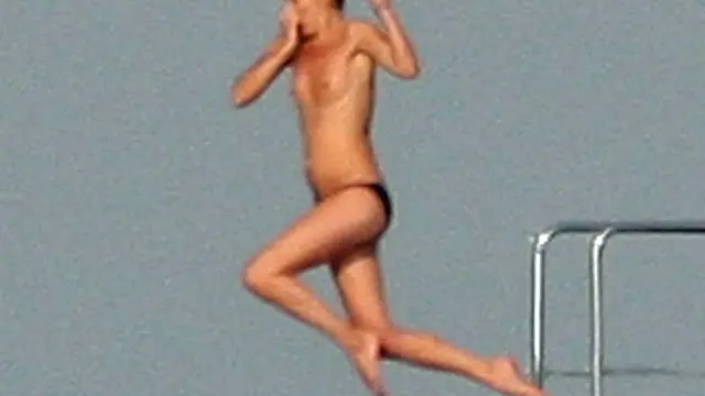 Kate Moss a pesar de ser una celebritie se tapa la nariz al caer a las aguas de la Costa Azul