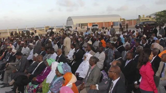 La investidura se realizó en el aeropuerto de Mogadiscio.
