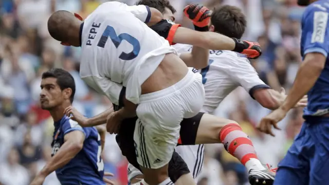 Pepe tuvo un encontronazo con Casillas, defendiendo un córner.