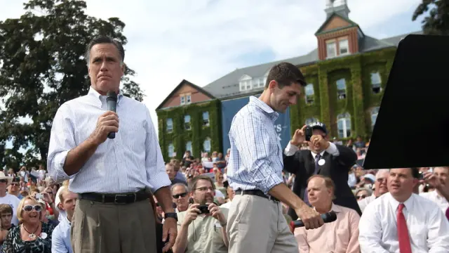 Los candidatos republicanos Romney y Ryan, durante un mitin en New Hampshire