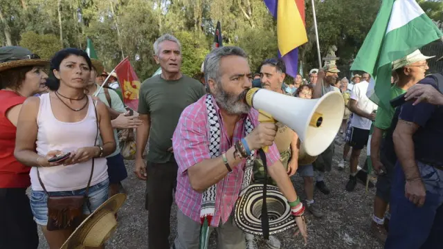 Sánchez Gordillo, se dirige a los jornaleros que reanudan la marcha.