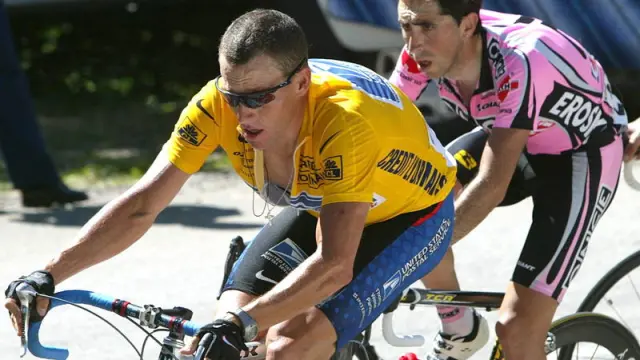 Lance Armstrong en el Tour de Francia de 2002, seguido por Joseba Beloki.