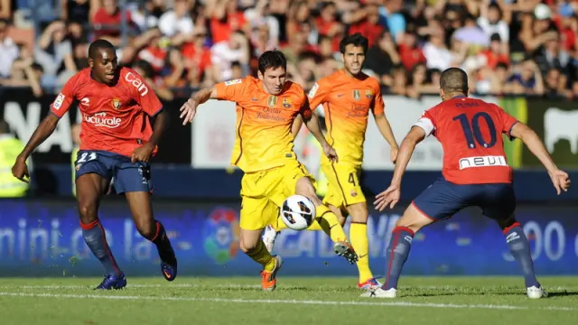 Messi controla en balón ante puñal