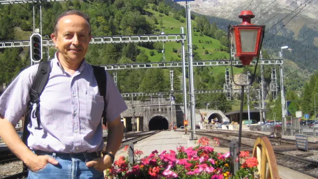 Luis Granell en la boca sur del túnel ferroviario de Lötschberg, en Suiza