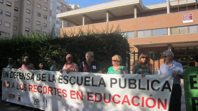 Protesta frente a la Dirección Provincial de Educación, este martes.