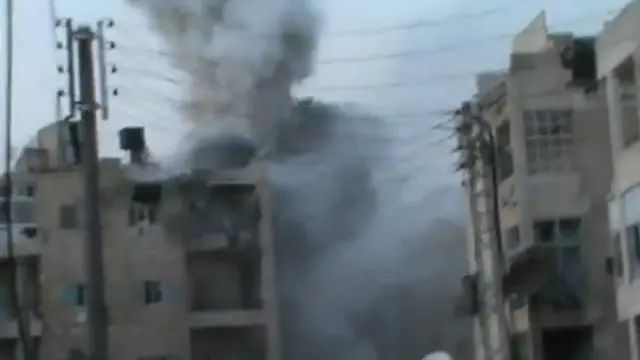Una columna de humo tras un ataque contra un edificio en Alepo, Siria.