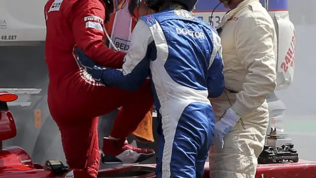 Alonso sale del coche accidentado