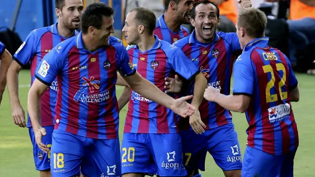 Los jugadores de la UD Levante celebran el segundo gol de su equipo