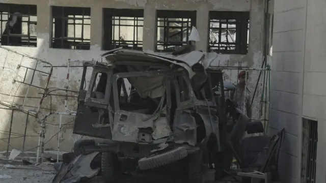 Los restos de un vehículo en el lugar donde dos dispositivos explosivos han estallado en Damasco