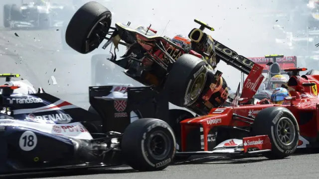 Grosjean vuela con su monoplaza sobre Fernando Alonso