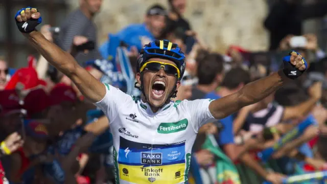 Alberto Contador al entrar en meta