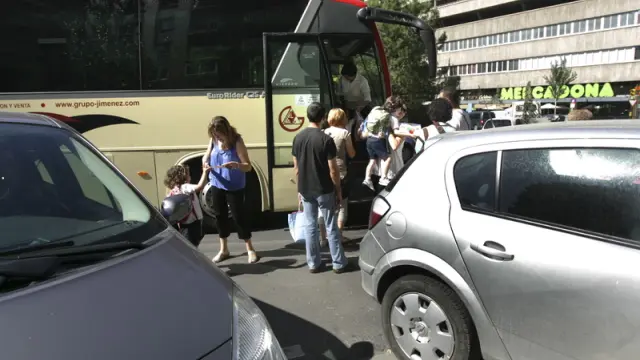Parada de bus escolar en Plaza Roma.
