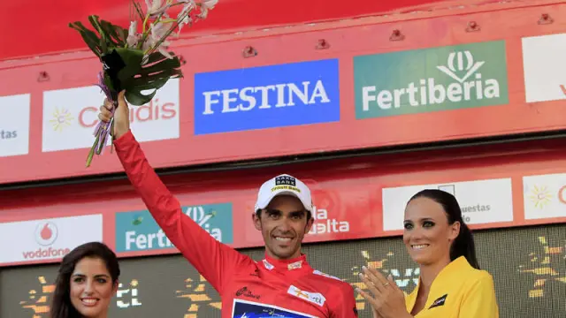 El ciclista, Alberto Contador, en el podium con el maillot de líder
