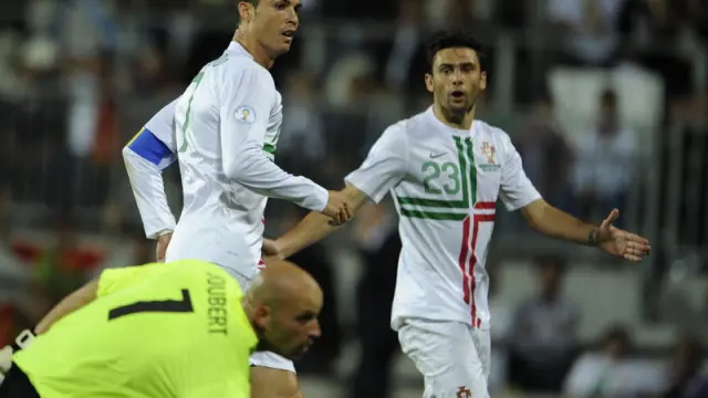 Postiga, en una jugada del partido junto a Cristiano Ronaldo