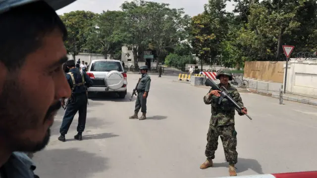 Varios militares custodian el lugar del atentado