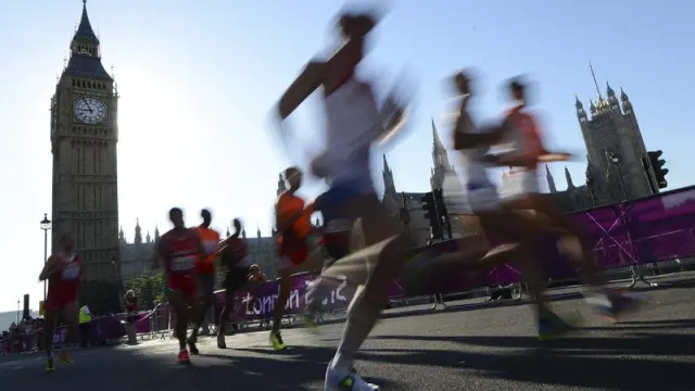 Los atletas paralímpicos pasan junto al Big Ben en el maratón