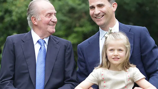 El Rey, el príncipe Felipe y la Infanta Leonor en los jardines del Palacio Real