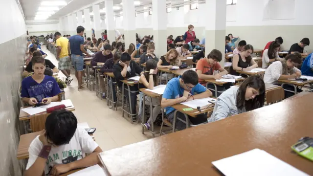 Los estudiantes aragoneses de secundaria, durante los exámenes de recuperación