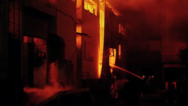 Fábrica textil ardiendo en Karachi, en el sur de Pakistán