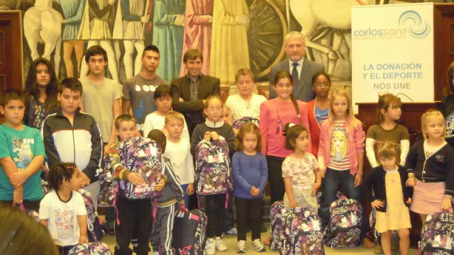 La Fundación Carlos Sanz ha entregado 33 becas de material escolar