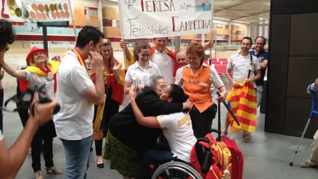 Teresa Perales abraza a un familiar a su llegada