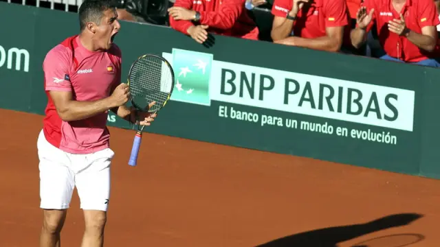 Almagro celebra un punto en el partido frente a Isner