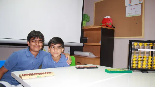 Samir y Ronit Motwani con su instrumento matemático, el ábaco
