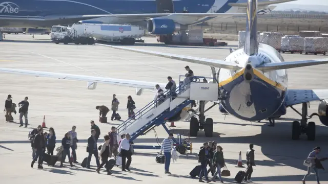 Pasajeros bajando de un avión de Ryanair, foto de archivo.
